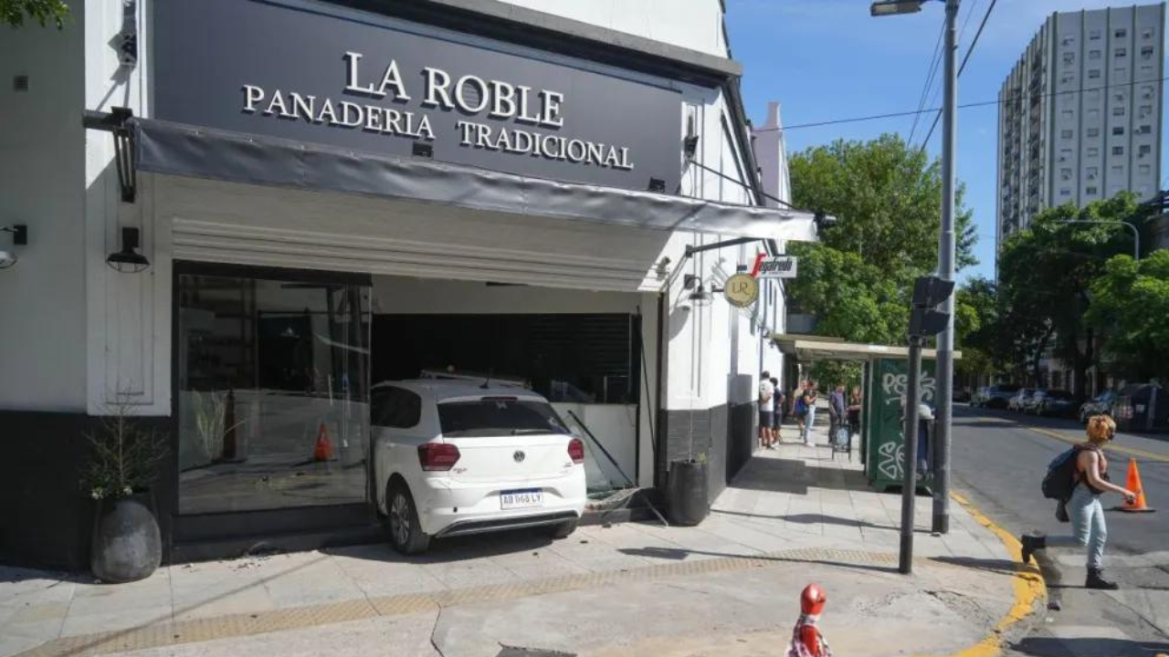 A raíz del impacto, el coche terminó incrustado dentro de la panadería "La Roble".