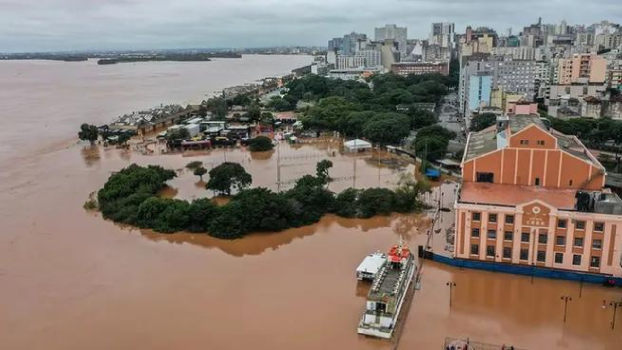 Lula viajó a Porto Alegre y prometió recursos para afrontar la tragedia.