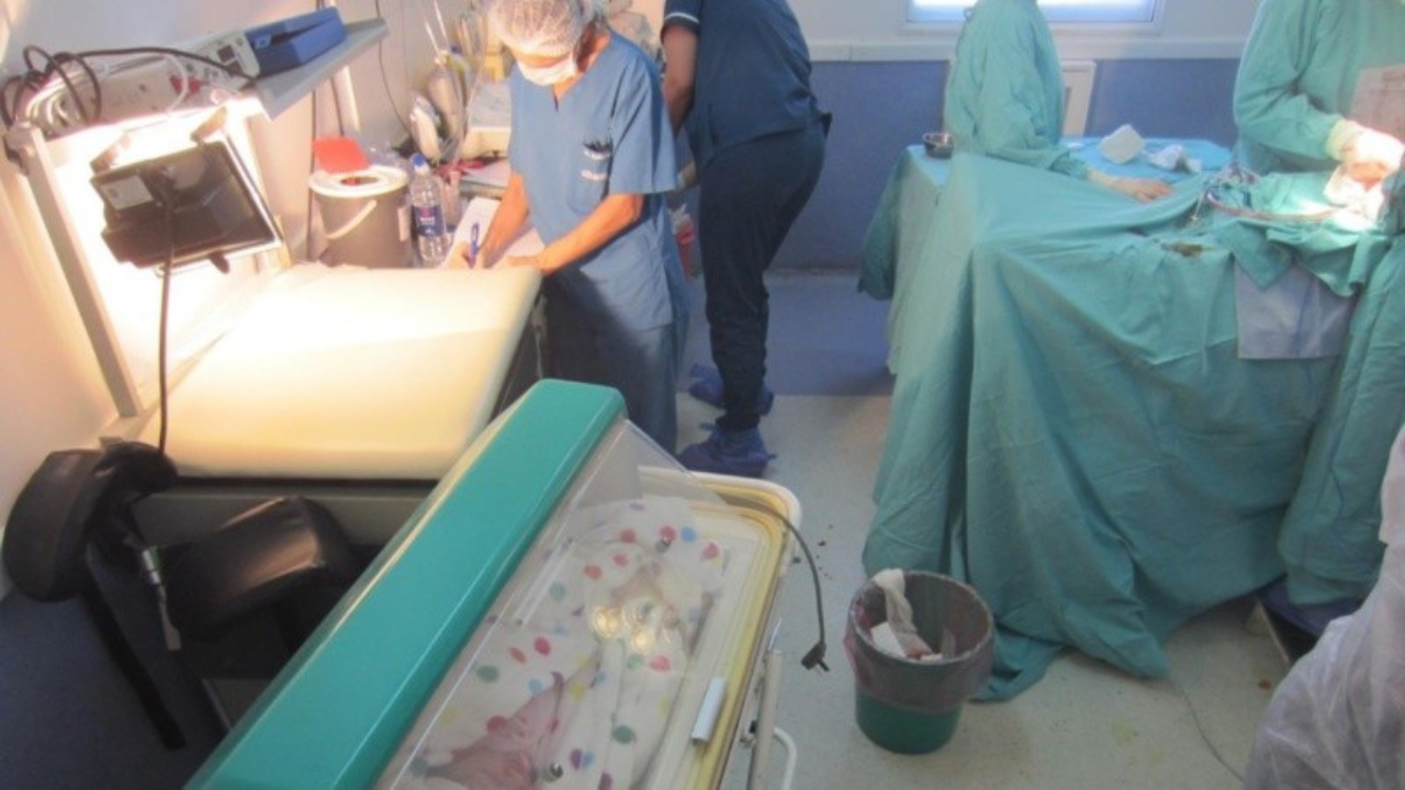 El parto se produjo el 5 de agosto de 2013 por cesárea luego de un trabajo de parto violento, intervenido y medicalizado.