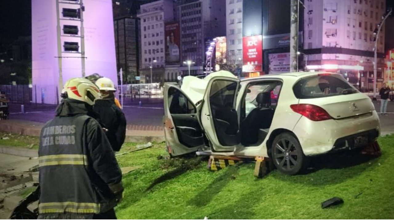 Se suspendió la licencia del conductor que perdió el control de su vehículo y terminó subido a la Plaza de la República. Venía a gran velocidad y tenía 1,14 g/l de alcohol en sangre. La ANSV, el Ministerio de Justicia y Seguridad de la Ciudad de Buenos Aires y el Ministerio de Transporte bonaerense trabajaron en conjunto para hacer efectiva la sanción del responsable