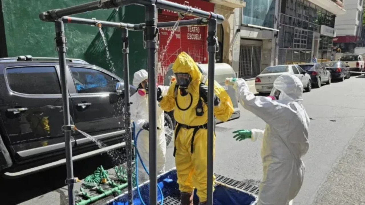 Las unidades de servicio médico despliegan un operativo en la calle Paraná. El tránsito está totalmente cortado.