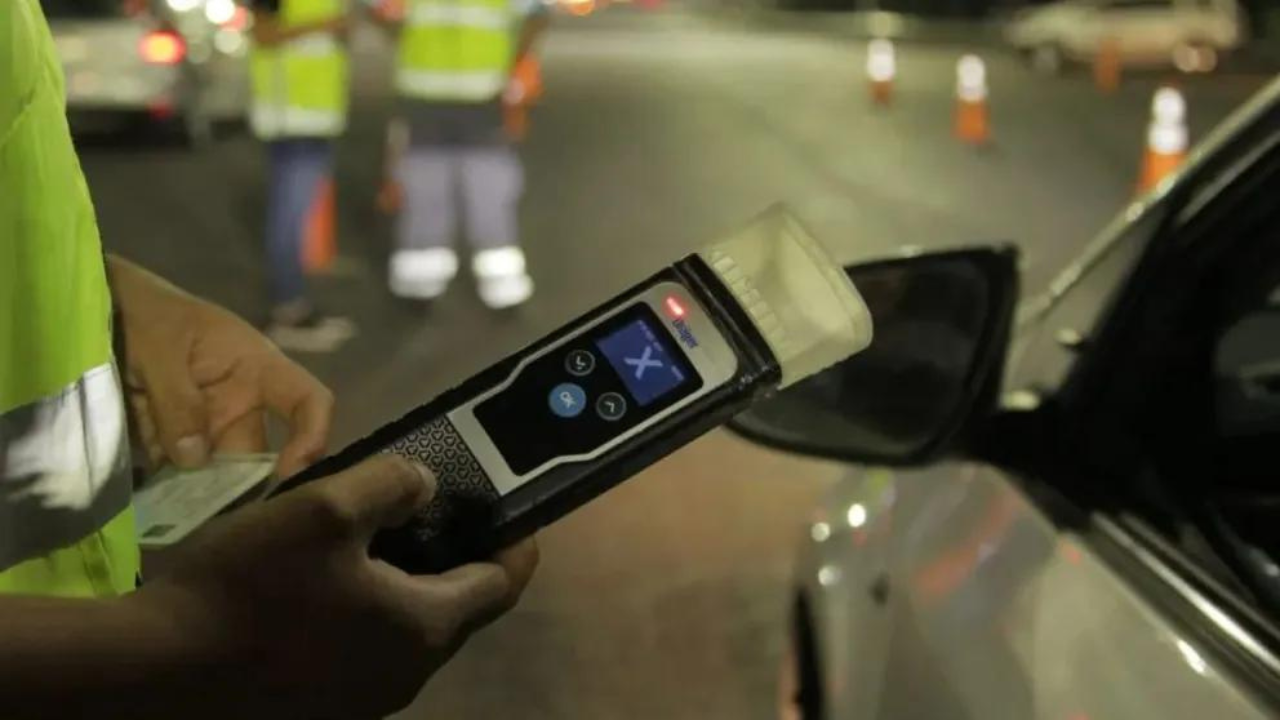 Autoridades de Tránsito Municipal informaron que el trabajador circulaba de forma zigzagueante por la Avenida Gaucho Méndez, altura rotonda de ingreso al barrio Los Lapachos, sin los documentos necesarios para justificar la posesión o el uso del vehículo.