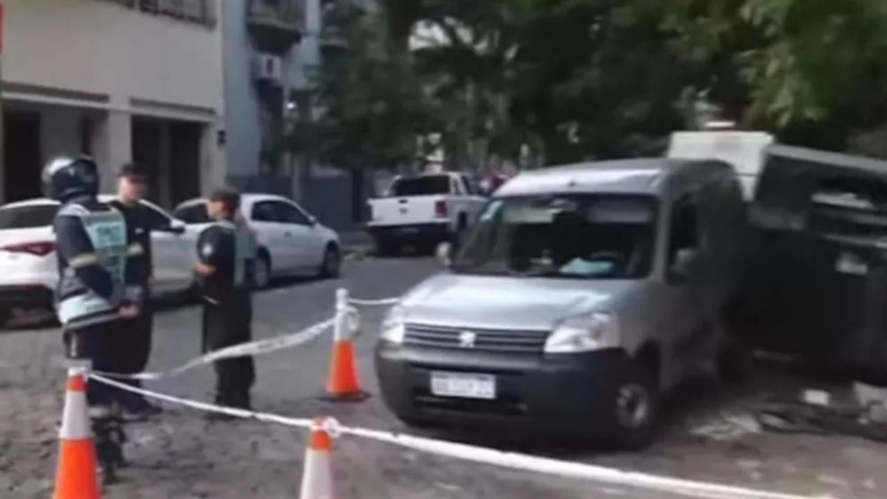 El hombre, de 57 años, perdió el control del vehículo y provocó un choque múltiple en una esquina del barrio. Fue trasladado al Hospital Ramos Mejía, pero falleció poco después.