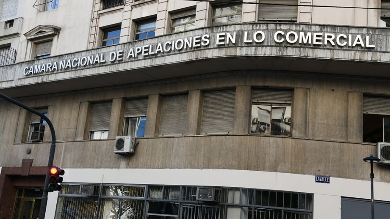 La Cámara Nacional de Apelaciones en lo Comercial condenó a la firma Galeno Seguros SA a pagarle a un cliente el valor del vehículo que le fue robado y una suma adicional en concepto de mayor daño por la mora de la empresa en contestar el siniestro.