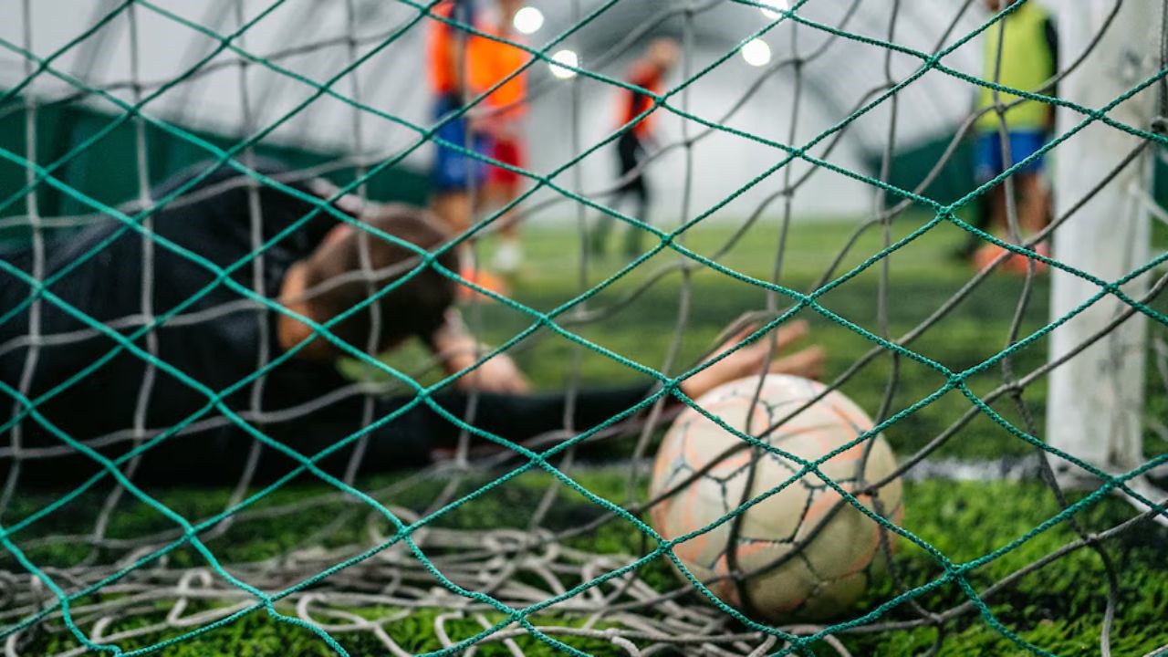 Le ocurrió a un joven en un complejo de Pilar. Sufrió una grave fractura, debieron colocarle clavos y tornillos y quedó con secuelas físicas y psicológicas permanentes. La Cámara de Apelaciones confirmó la responsabilidad de los dueños del predio por no garantizar condiciones seguras para la práctica deportiva y elevó considerablemente el monto de la indemnización.