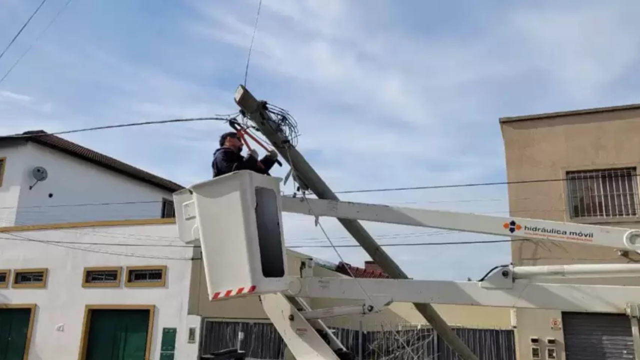 Un operario murió y otros dos están graves al ser víctimas de un tremendo accidente laboral que ocurrió en la localidad bonaerense de Matheu.