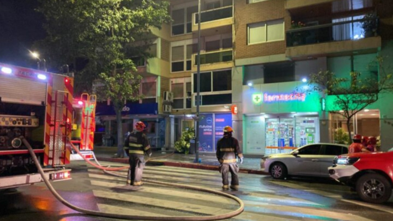 Bomberos lograron contener las llamas en el edificio de Córdoba, pero lamentablemente ya se había producido el fallecimiento de uno de los estudiantes.