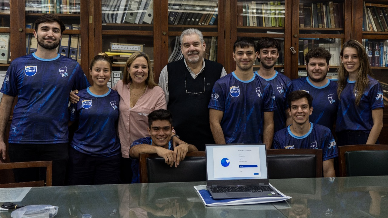 La entrega fue una computadora de alta performance Lenovo LOQ 15ARP9 para el equipo de automovilismo de la Facultad de Ingeniería de la Universidad de Buenos Aires.