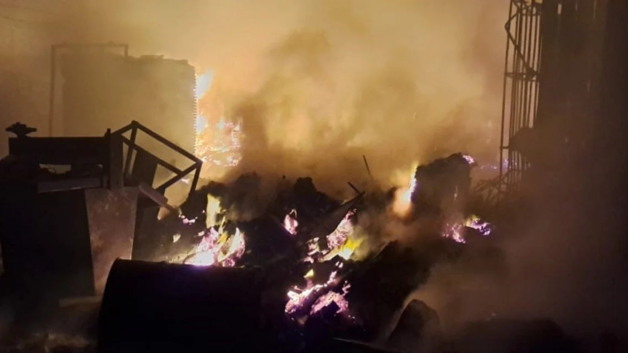 El fuego comenzó a propagarse en el interior de una carpintería abandonada en ese distrito del departamento Iriondo. El operativo demandó más de seis horas de trabajo en conjunto con varias dotaciones de bomberos. Afortunadamente no hubo personas heridas. La causa del siniestro se encuentra en materia de investigación.