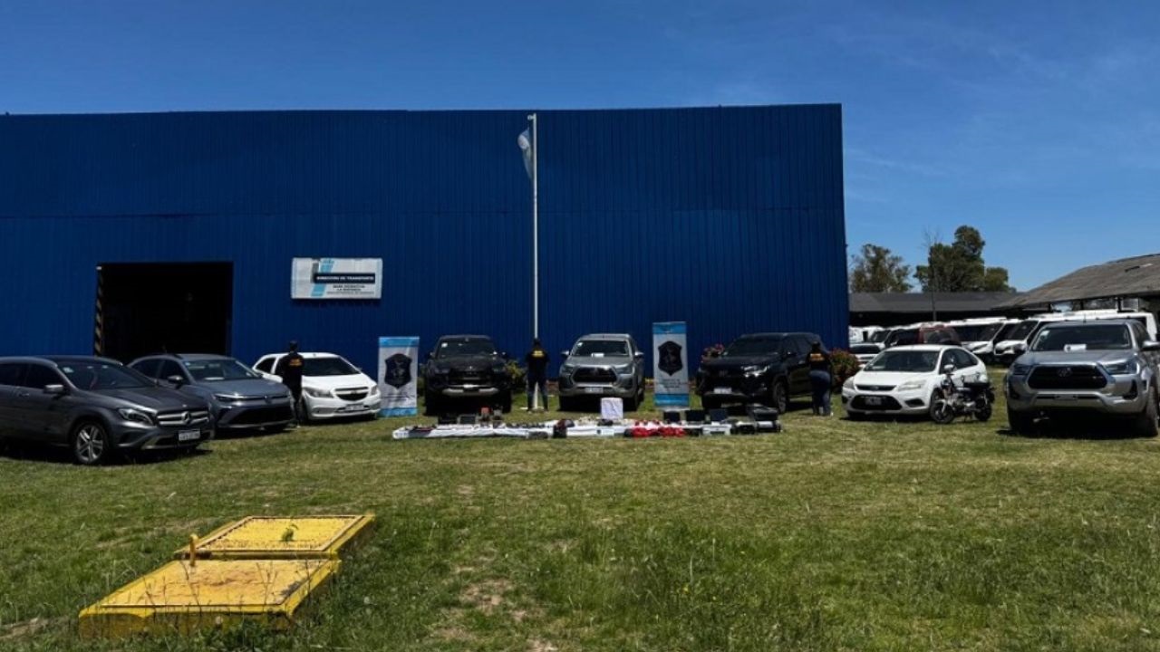 En el marco de una investigación tramitada ante la Unidad Funcional de Instrucción Nº 12 de Quilmes, a cargo del fiscal Dr. Leonardo Sarra, con la instrucción del Dr. Agustín Leonardo Freyre y la Secretaría a su cargo, se logró desarticular una organización criminal dedicada al robo y comercialización ilegal de camionetas de alta gama.