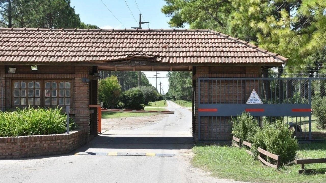 Cuatro encapuchados asaltaron dos viviendas en el exclusivo club de campo El Paso. Los delincuentes ingresaron tras cortar el alambrado perimetral. En una de las casas había menores presentes. Se llevaron 20.000 dólares, 10 millones de pesos y joyas.