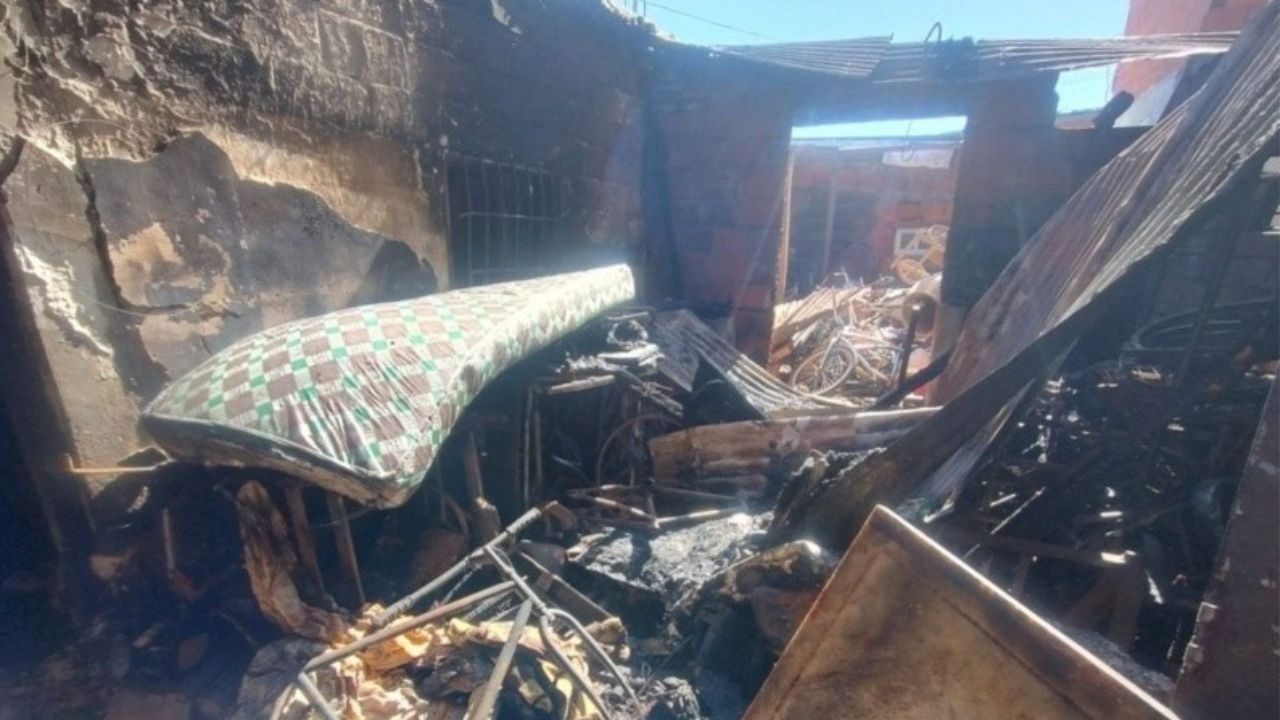 Un predio de José Mariano Serrano al 5000 fue afectado por las llamas y demandó unas seis horas de trabajo de bomberos. En una vivienda de Cerrito al 4400 las pérdidas fueron totales por las llamas que desató una vela.
