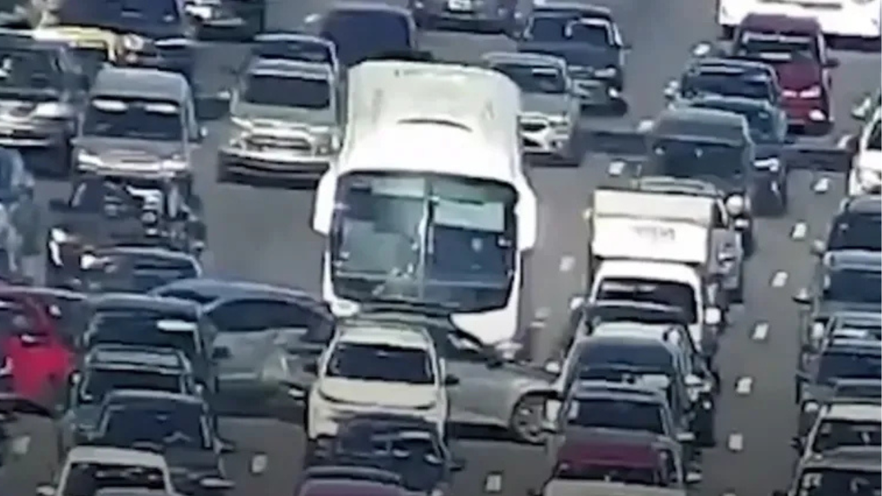 El tránsito en la General Paz se vio colapsado cuando el micro comenzó a impactar contra los vehículos. Intervinieron seis ambulancias y hay varios heridos. Todo quedó grabado.