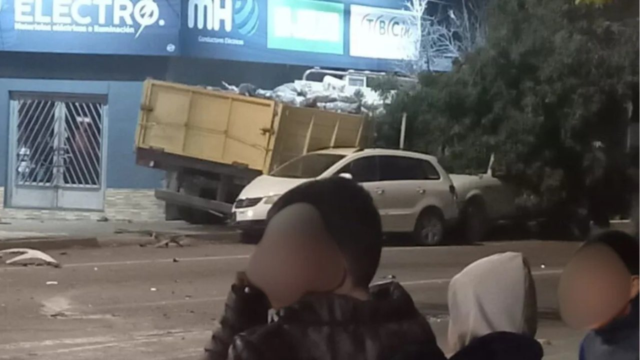 El accidente ocurrió en Tupungato en la calle Almirante Brown el sábado a las 21. De acuerdo con el testimonio del chofer se quedó sin frenos.