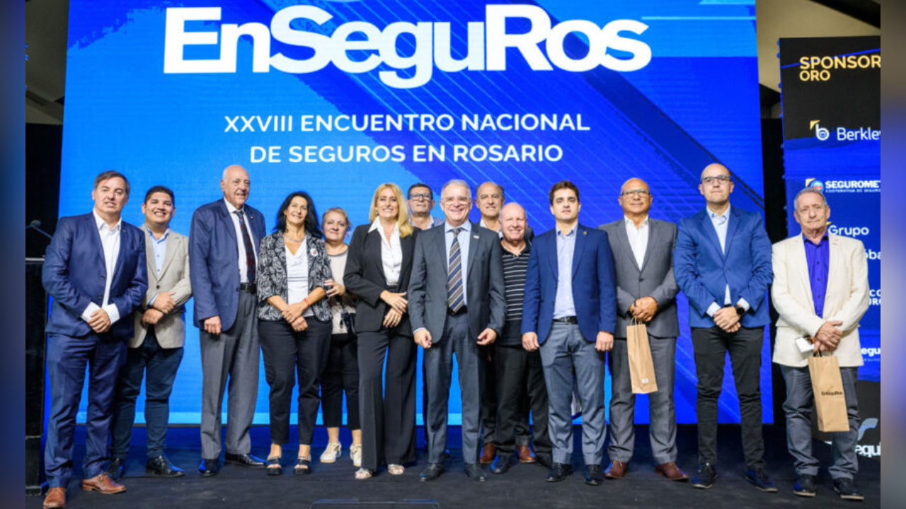 Agustina Decarre, Presidente de FAPASA, disertó en EnSeguRos 2025, evento organizado por APAS Rosario y Sur de Santa Fe que se llevó a cabo la semana pasada.