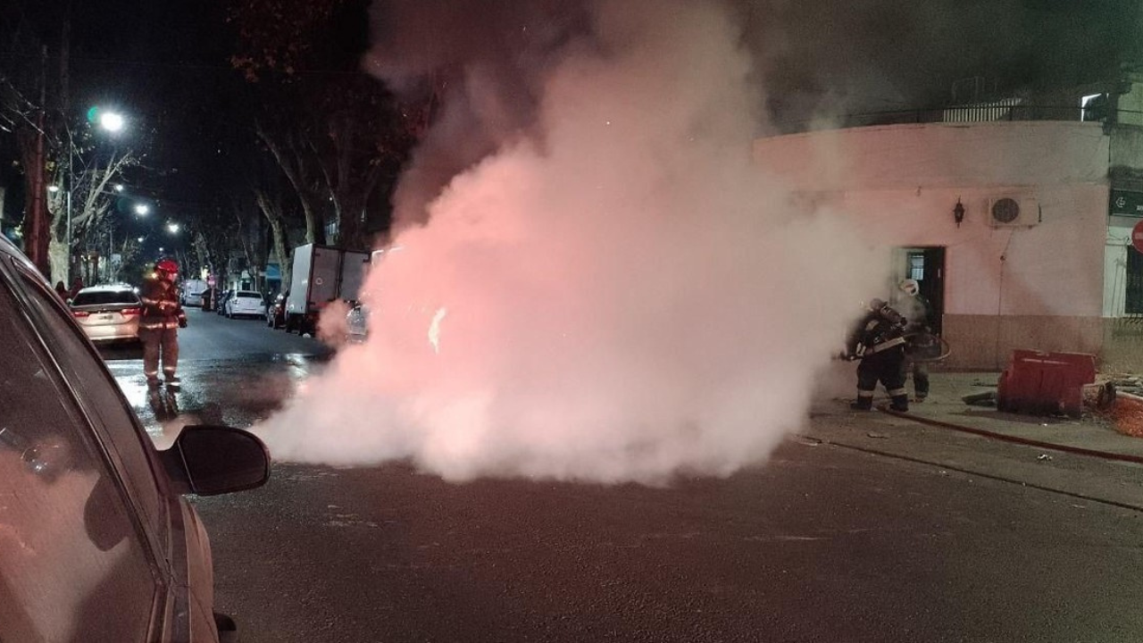 Ocurrió esta madrugada en Arregui y Cuenca. El fuego destruyó una Fiat Doblo y un Volkswagen Tiguan. El agresor quedó captado por una cámara de seguridad y es intensamente buscado por la Policía.