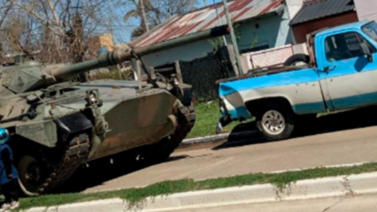 El tanque, que pertenece al Regimiento 6 Blandengues, chocó un vehículo estacionado. El vehículo bélico era transportado hacia el sector del ferrocarril, desde donde lo llevarían hasta Corrientes.