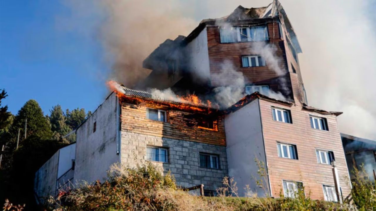 Miguel Alejandro Yuri, presidente de la empresa propietaria del establecimiento, difundió un comunicado tras el incidente que destruyó casi por completo el histórico complejo Huemul. Aseguró que el origen del fuego fue un accidente durante una quema autorizada y dijo que el apoyo recibido lo convenció de volver a empezar.