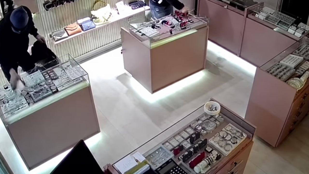 Dos delincuentes encapuchados ingresaron, durante la madrugada, a una reconocida joyería céntrica tras violentar una puerta trasera. Con total precisión y en tiempo récord, desvalijaron las principales vitrinas.