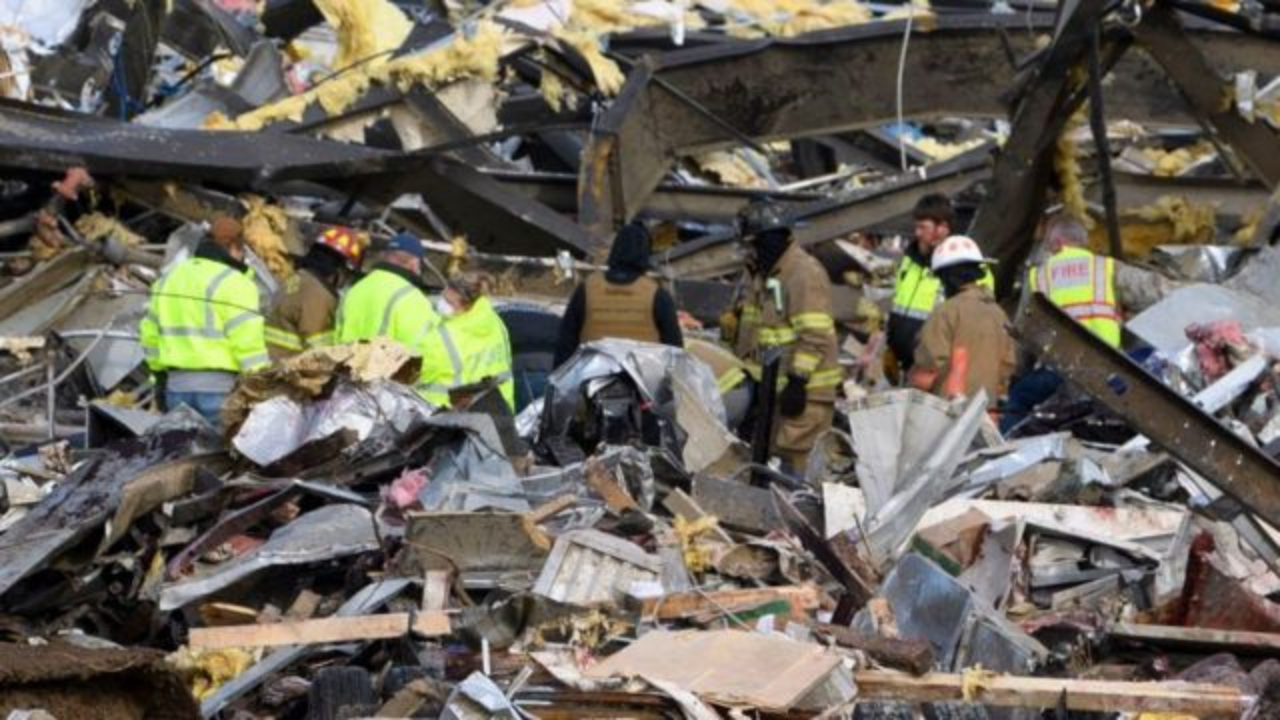 Un devastador enjambre de tornados arrasó seis estados de Estados Unidos, matando a más de 100 personas en Kentucky y dejando un rastro de casas y negocios destruidos a lo largo de una trayectoria de más de 300 kilómetros, dijeron las autoridades el sábado.