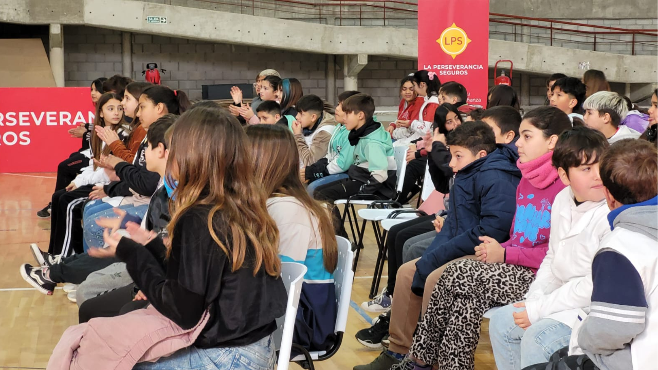 Más de 60 estudiantes disfrutaron y aprendieron a través de actividades de concientización vial en el polideportivo local.