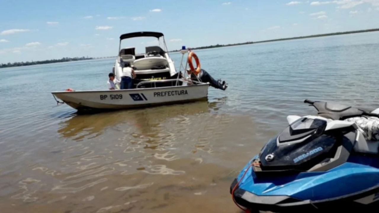 La Cámara de Apelaciones en lo Civil y Comercial de Corrientes (Sala II) rechazó la demanda presentada por la madre de un hombre que murió tras caer de una moto de agua y ser embestido por una lancha en Corrientes. Según el fallo, la víctima cruzó imprudentemente la proa del yate a alta velocidad y sin respetar la distancia mínima de seguridad.