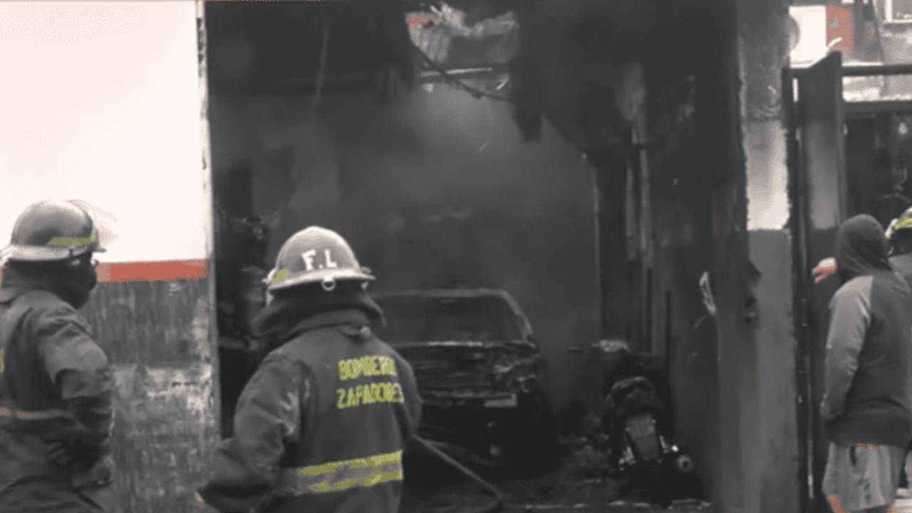 El fuego se propagó por el galpón donde había dos automóviles y al menos una motocicleta. Afectó a los vehículos y también al techo de chapa. Bomberos Zapadores trabajó en el lugar y controló las llamas antes de que avancen a la propiedad lindera.