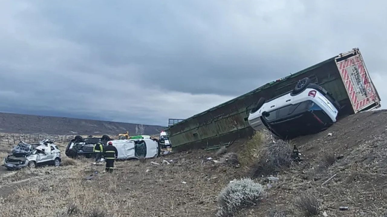 En el lugar tuvieron intervención Bomberos Voluntarios de Junín de los Andes y de Piedra del Águila. En el lugar quedaron autos 0 kilómetro destrozados.