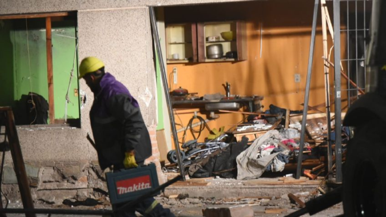 Una vivienda terminó afectada tras una tremenda explosión por la fuga de gas de un tubo de GNC. Un hombre resultó herido.