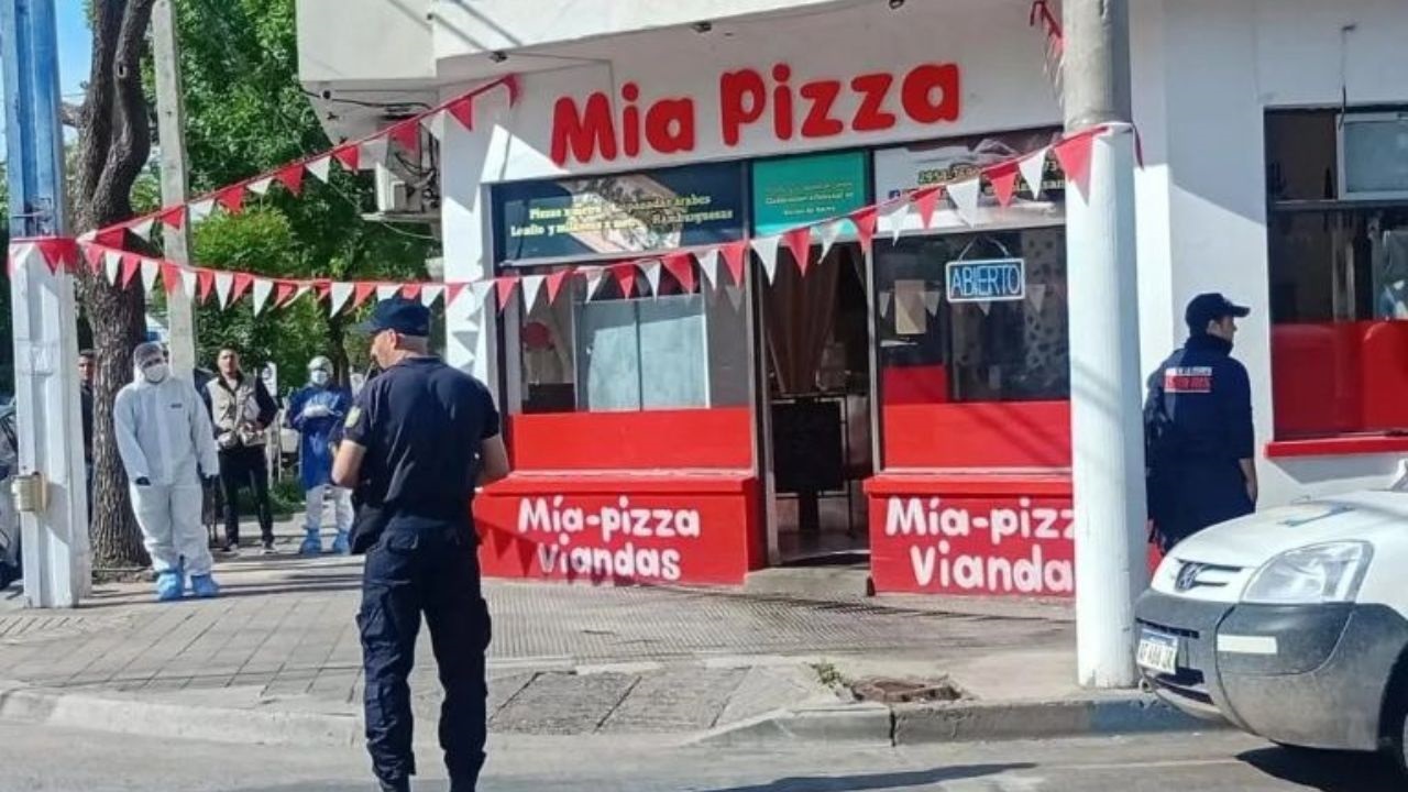 La víctima sufrió lesiones de consideración y fue trasladada de urgencia. En el lugar operan efectivos policiales, peritos de la División Forense y cuadrillas de Camuzzi para establecer las causas del hecho.