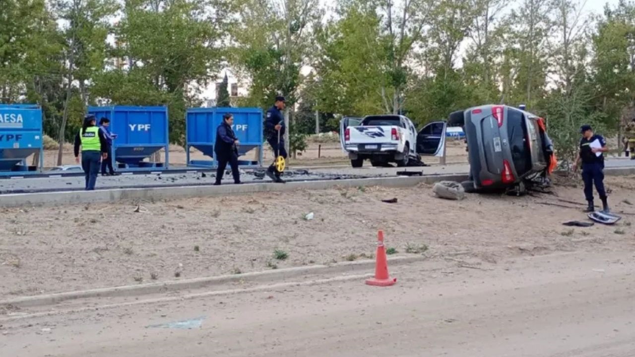 Los policías de Neuquén se movilizaban en el vehículo Kia Sorento cuando impactaron contra una Toyota Hilux conducida por un hombre con alcohol en sangre.
