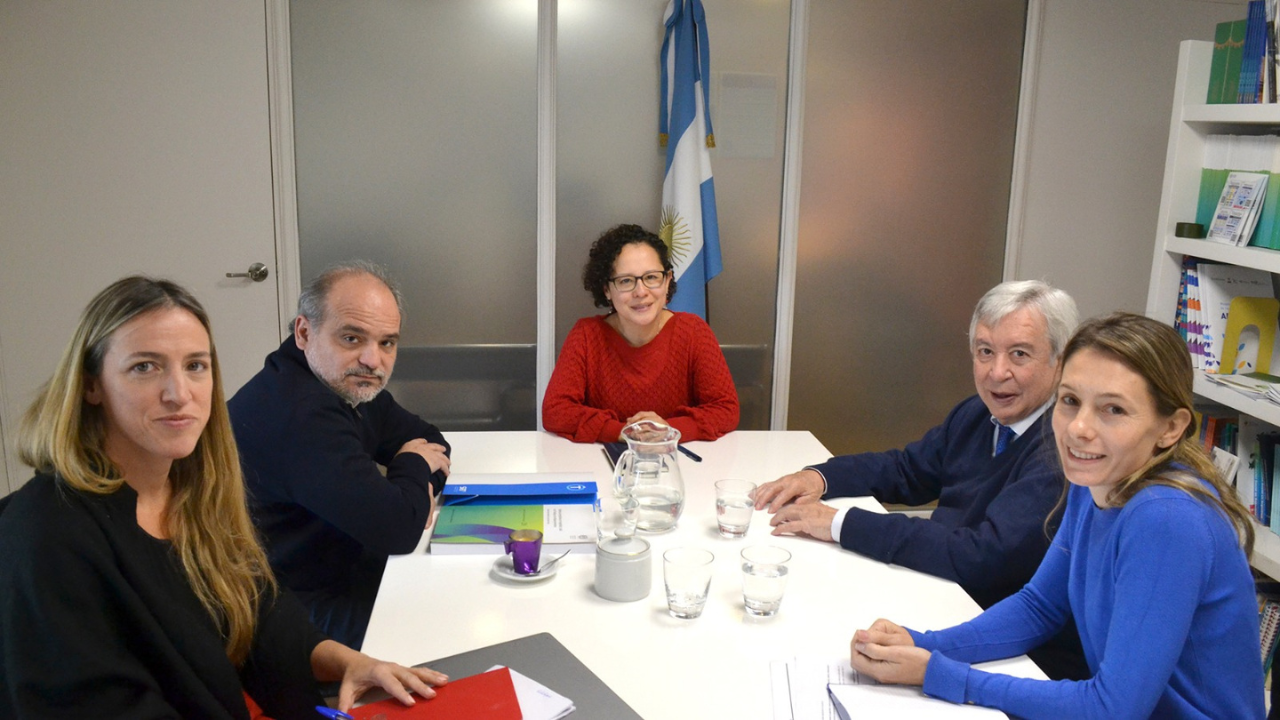 El superintendente de Riesgos del Trabajo, Gustavo Morón, y el gerente general del organismo, Fernando Pérez, mantuvieron un encuentro con la nueva directora de la Oficina de País de la OIT.