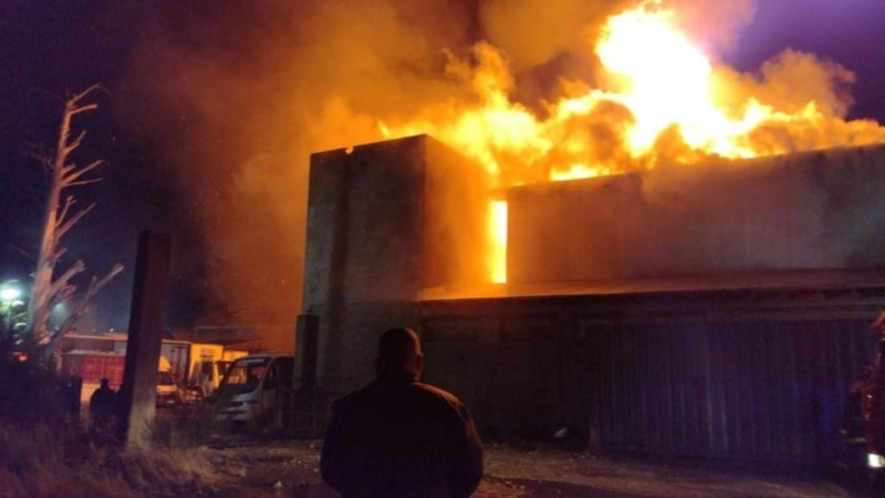 Un incendio descomunal consume este viernes a la noche una carpintería en la calle Paimun, cerca de Vereertbrugghen. Hubo explosiones de garrafas. Preocupa la proximidad a los galpones de Mi Bus. Concurrieron bomberos del cuartel Central, San Francisco y Melipal.
