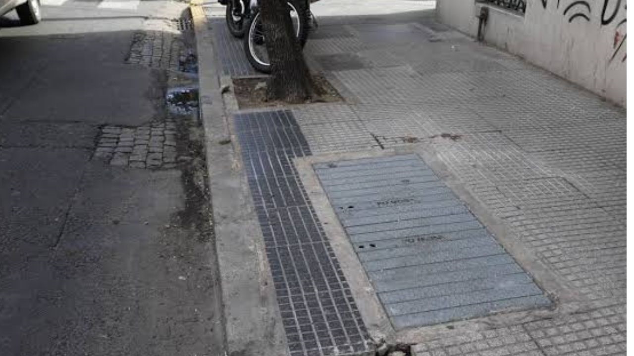 Sucedió en una zona residencial de Mar del Plata. Una vecina de 30 años sufrió una luxofractura de tobillo que requirió dos cirugías. La Justicia civil responsabilizó a la propietaria del inmueble y en el caso se analizó si una vereda revestida con cerámicos generaba un riesgo para los peatones.