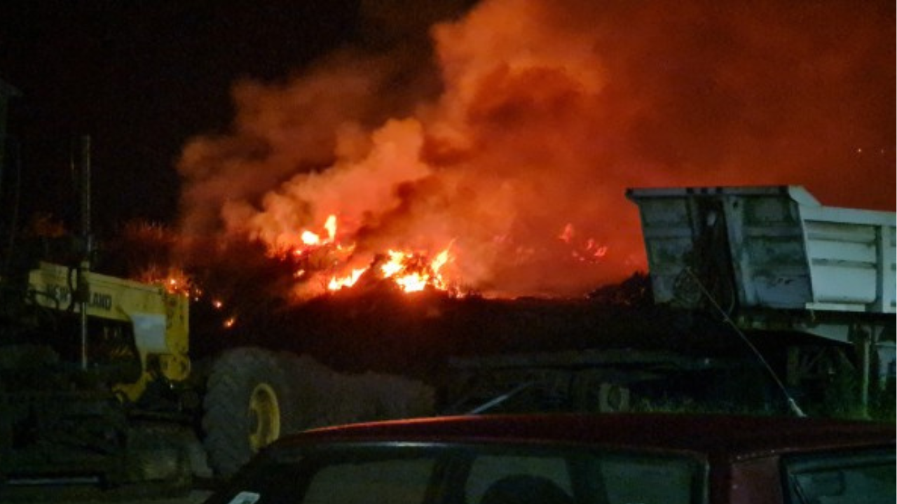 Se produjo este sábado pasadas las 1.30 hs en las instalaciones de la empresa El Porteño, ubicada en Ruta 28 y calle Puerto Avellaneda, a metros del Acceso Oeste. Allí se produjo el devastador incendio de tres acoplados con cajones de pollo que quedaron absolutamente destruidos