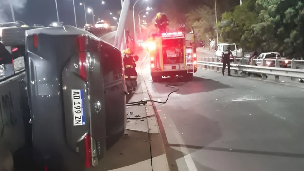 El accidente ocurrió en la Costanera Sur en 2024. Al momento del choque el conductor no estaba alcoholizado y confesó que tuvo una distracción con el celular que ocasionó la destrucción.