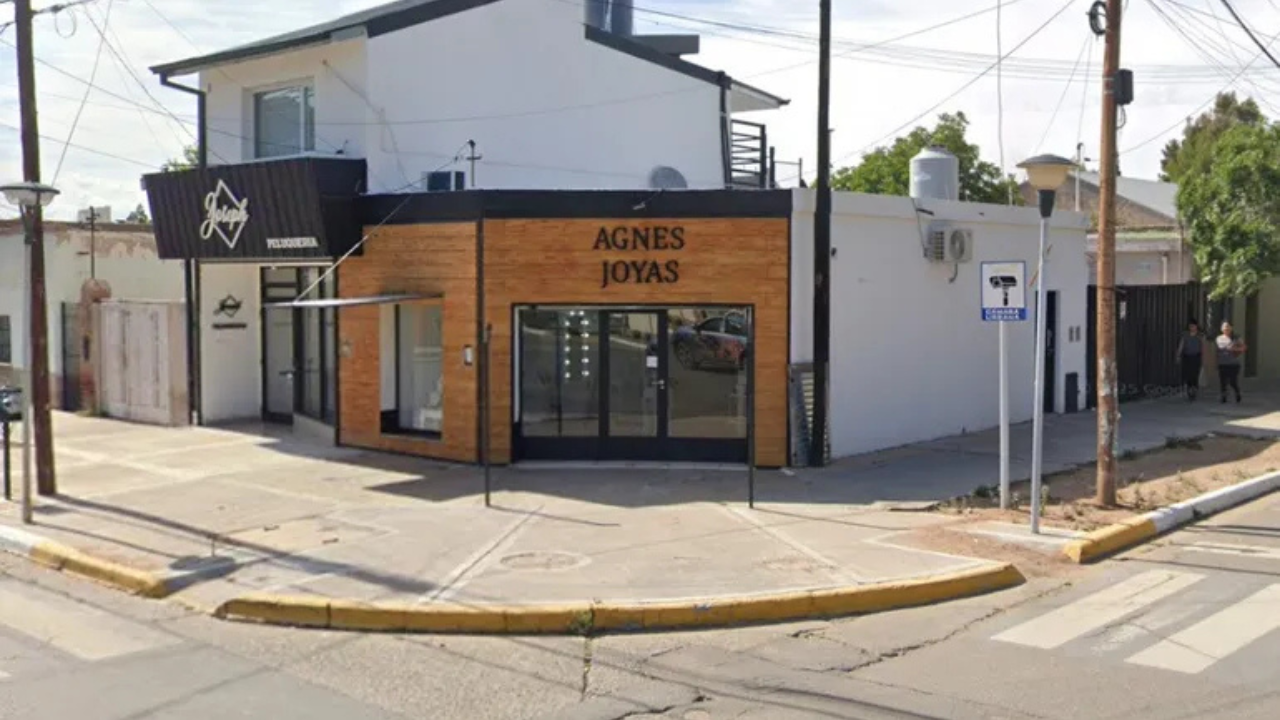 El robo quedó registrado en video por la cámara de seguridad del local. La Policía ya investiga quiénes fueron los autores.