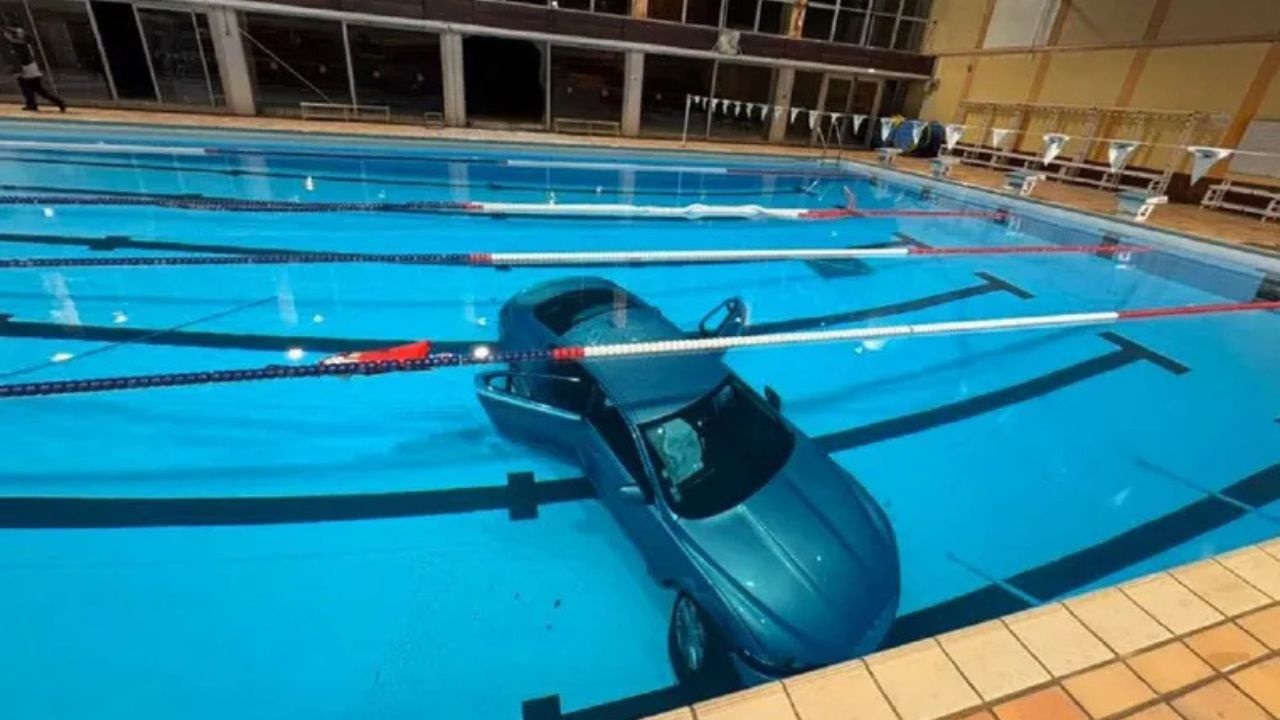 El hecho ocurrió en La Ciotat, al sur de Francia. El vehículo rompió una valla y cayó al agua en la piscina. La madre y su hija fueron rescatadas ilesas.