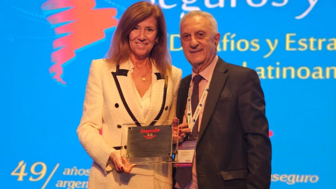 Virginia Alarcia, presidente de la institución, expuso sobre los desafíos del ajustador y recibió un reconocimiento a su trayectoria.