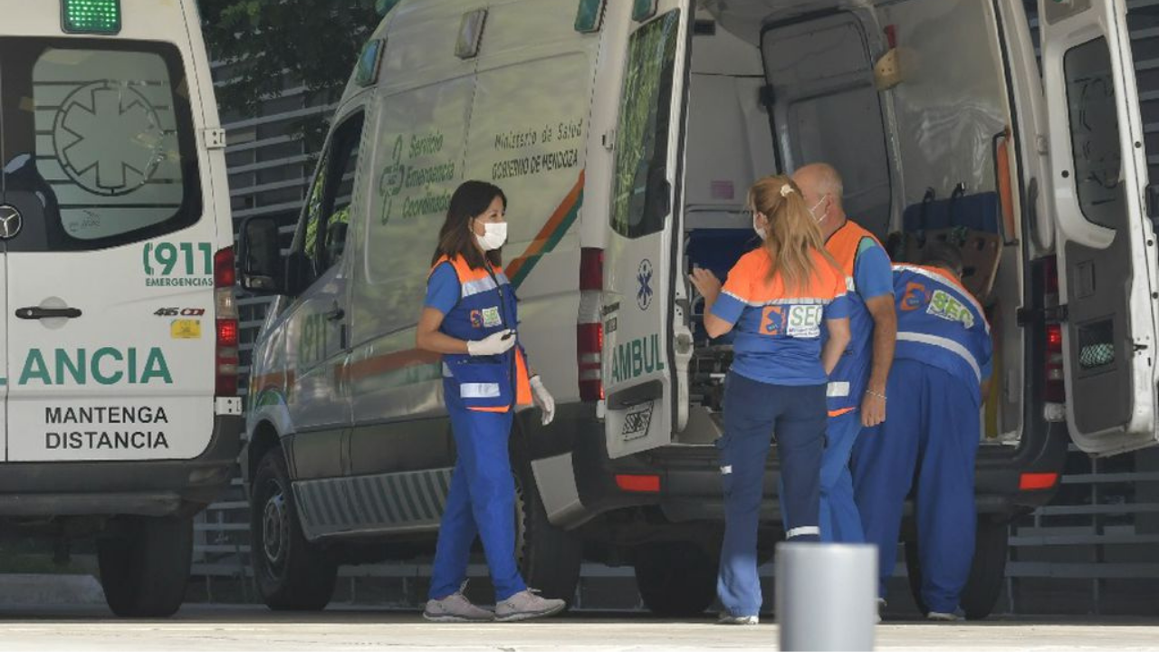 El trágico suceso ocurrió esta tarde, cuando el operario estaba arreglando la máquina. La misma comenzó a funcionar y una sierra sinfín le agarró los pies.