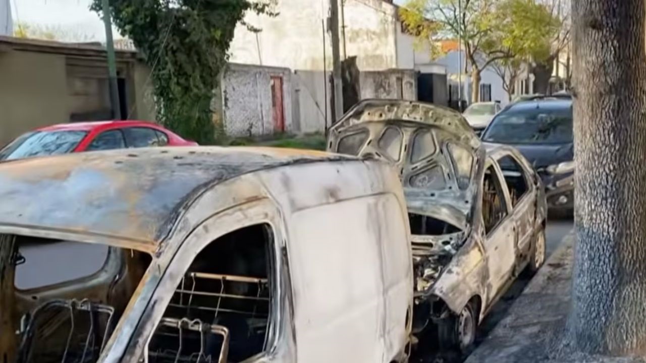 “Escuché una explosión terrible que me despertó; espero que el seguro se haga cargo”, contó a TN uno de los damnificados. Uno de los ataques quedó registrado en cámaras de seguridad. Actuaron la policía y los bomberos.