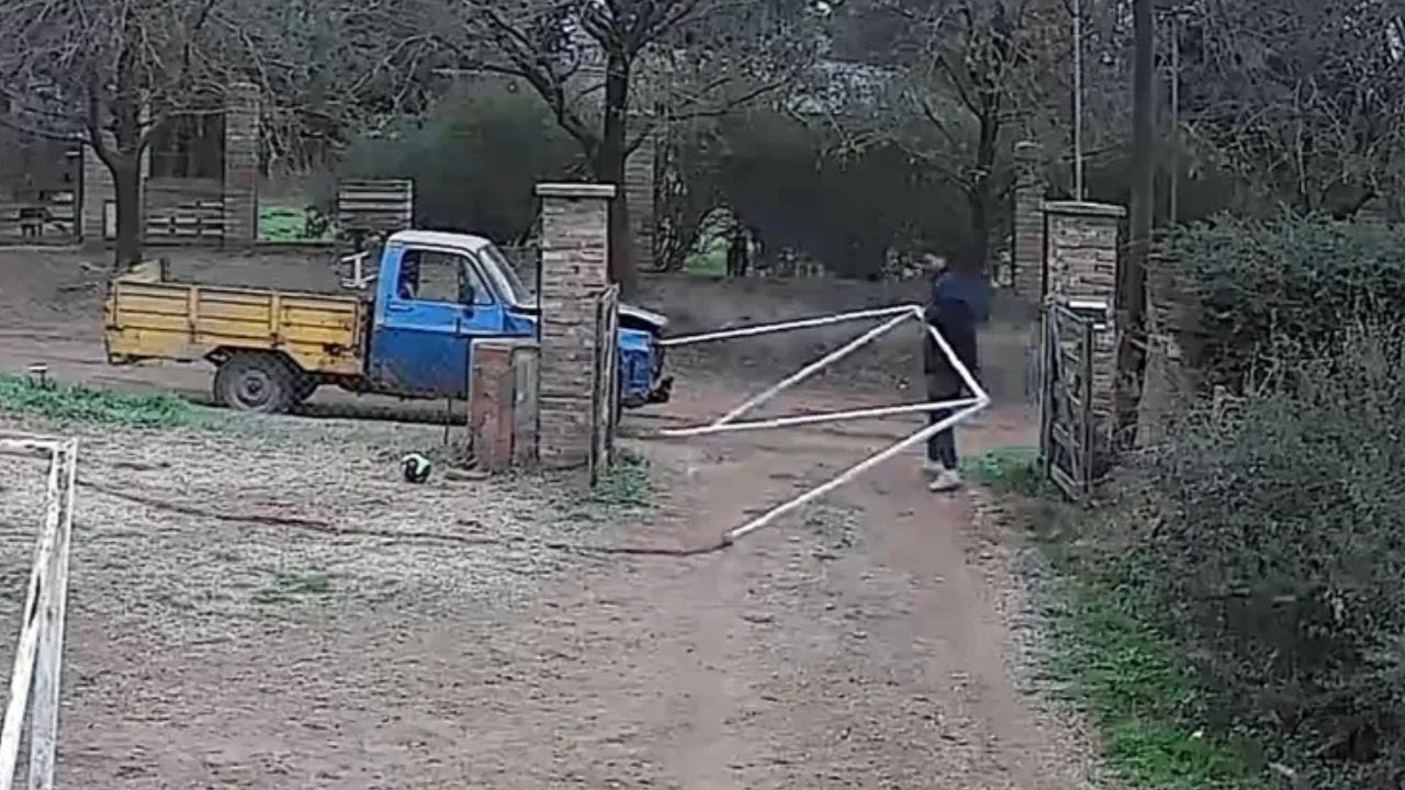 El insólito robo ocurrió en Toay, La Pampa. Un hombre aprovechó que el portón estaba abierto y se llevó dos arcos de fútbol del patio de una vivienda.