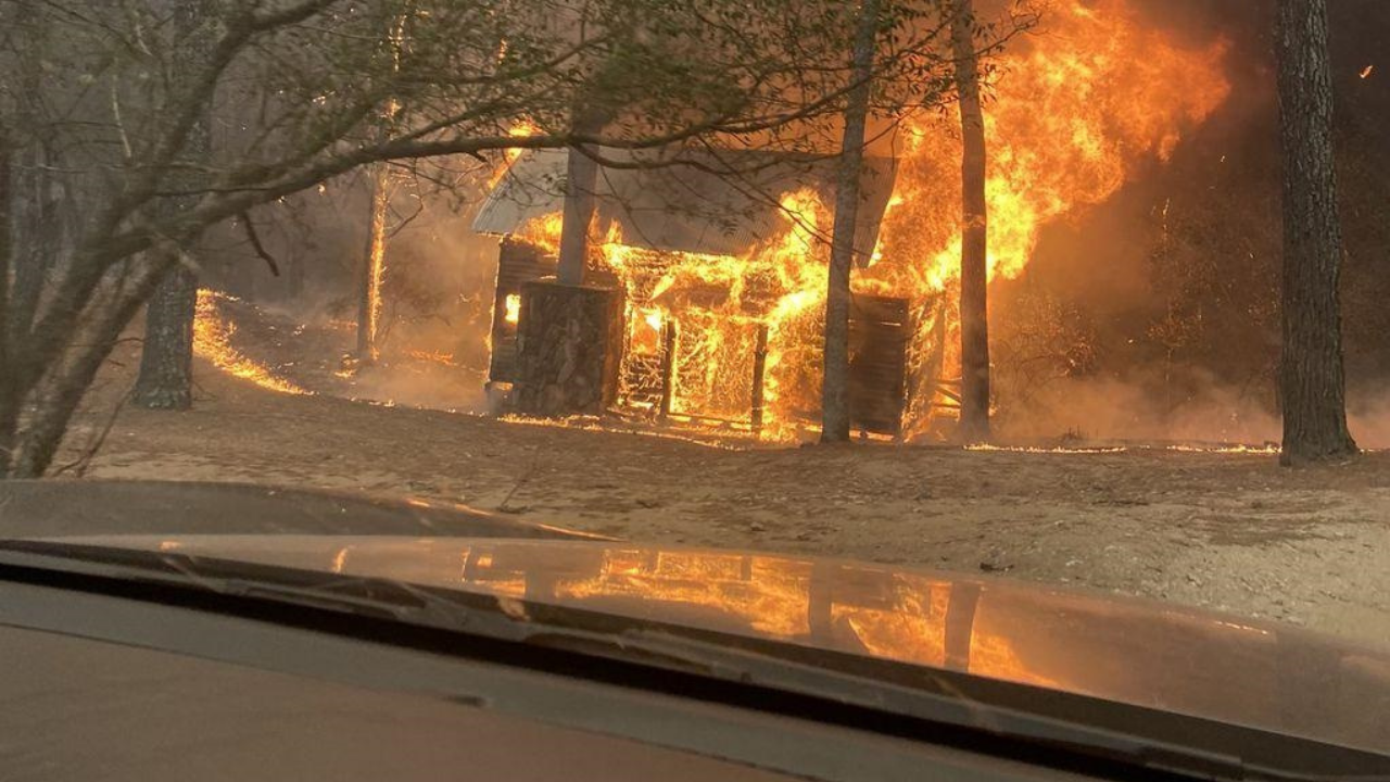 Bomberos de 22 dotaciones combaten el fuego en zonas serranas, con el apoyo de aeronaves. Los fuertes vientos y el calor extremo complican las tareas.