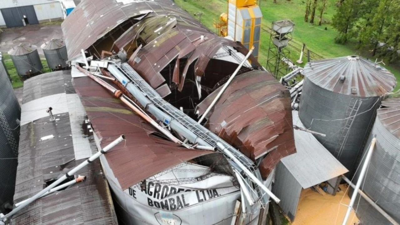 Un temporal azotó la localidad de Bombal, en el sur de Santa Fe, y dejó una vecina fallecida. El fenómeno, que los bomberos calificaron como una "cola de tornado", ocurrió en la madrugada del sábado y provocó voladuras de techos, heridos y el colapso total del sistema eléctrico.