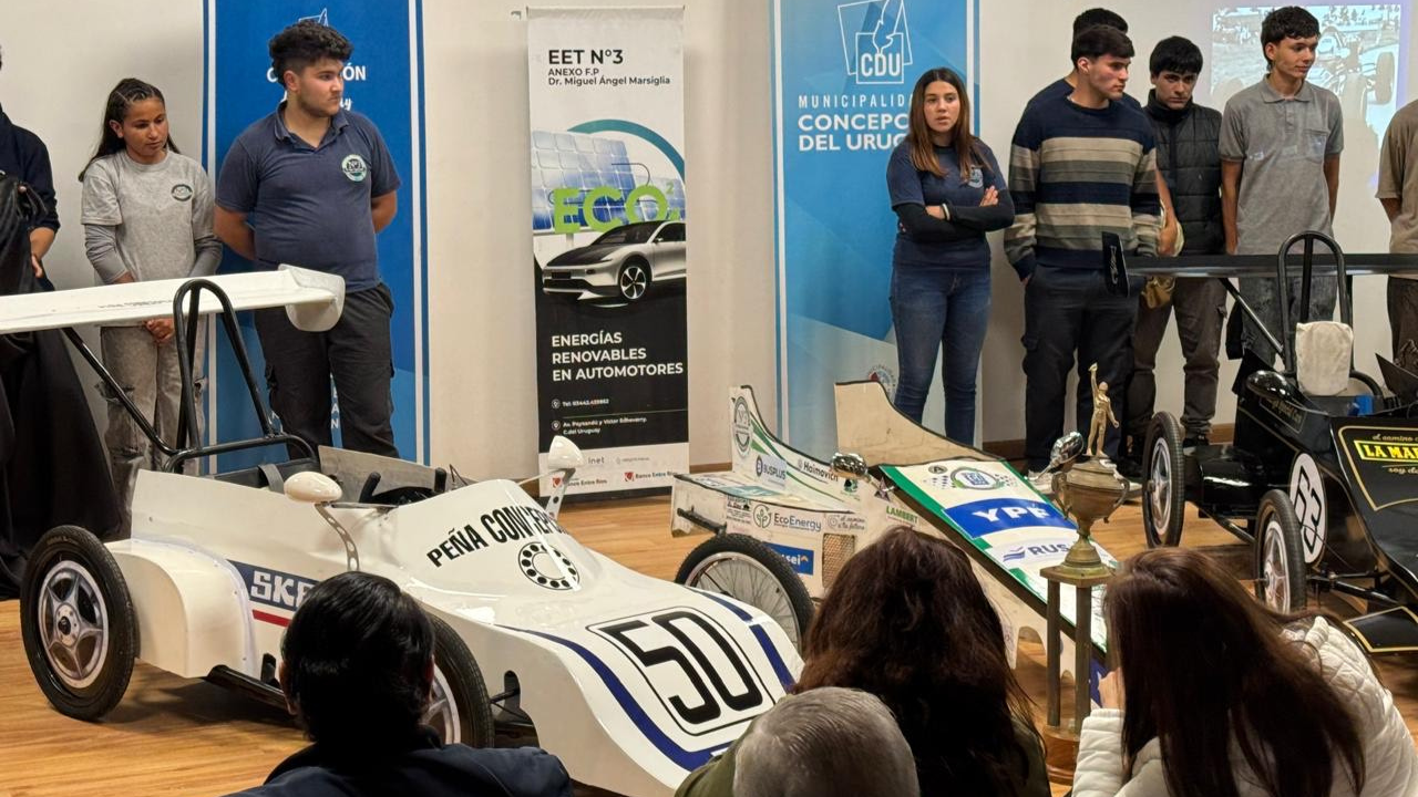 Rumbo al Desafío ECO 2025, ayer, 27 de octubre, se realizó en el Auditorio Municipal "Arturo Illia" de Concepción del Uruguay, la presentación oficial de los dos autos eléctricos.