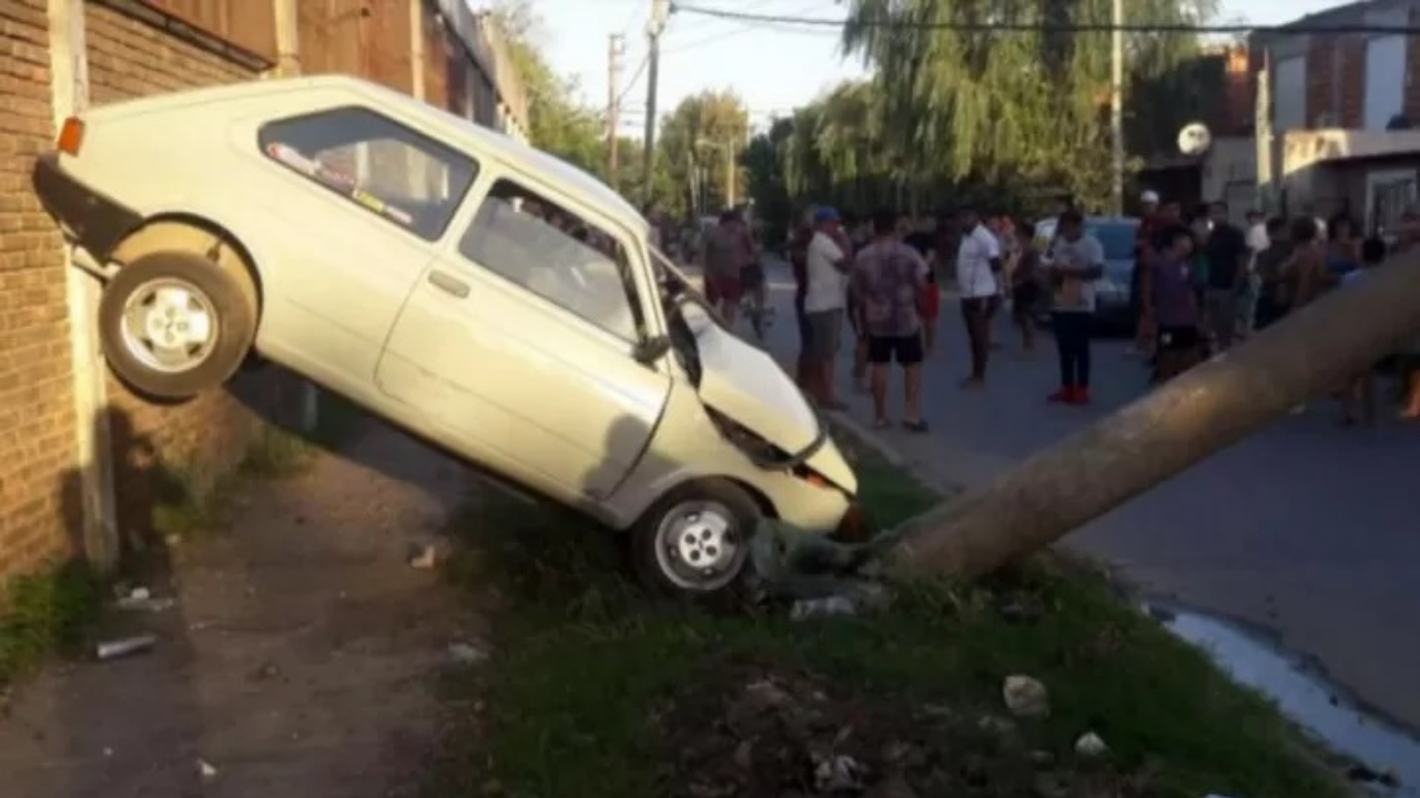 La víctima, de 47 años, iba con su hijo de cinco en bicicleta en González Catán. El nene se salvó de milagro...