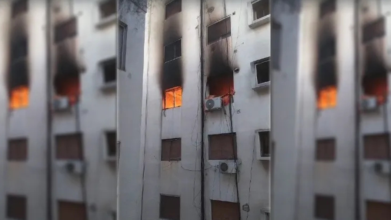 Por motivos que aún se encuentran en investigación, tomó fuego el departamento 3 del piso 11 del bloque de viviendas ubicado en Santa Fe al 1600. Allí vive un matrimonio con un bebé. "Los chicos no saben cómo pasó porque no habían dejado nada encendido", dijeron los vecinos.
