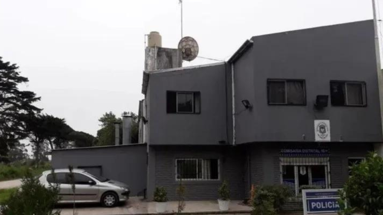 La mujer tuvo un accidente de tránsito con la víctima y habrían discutido por los papeles de seguro. Cuando fue detenida, se quiso suicidar en el calabozo...