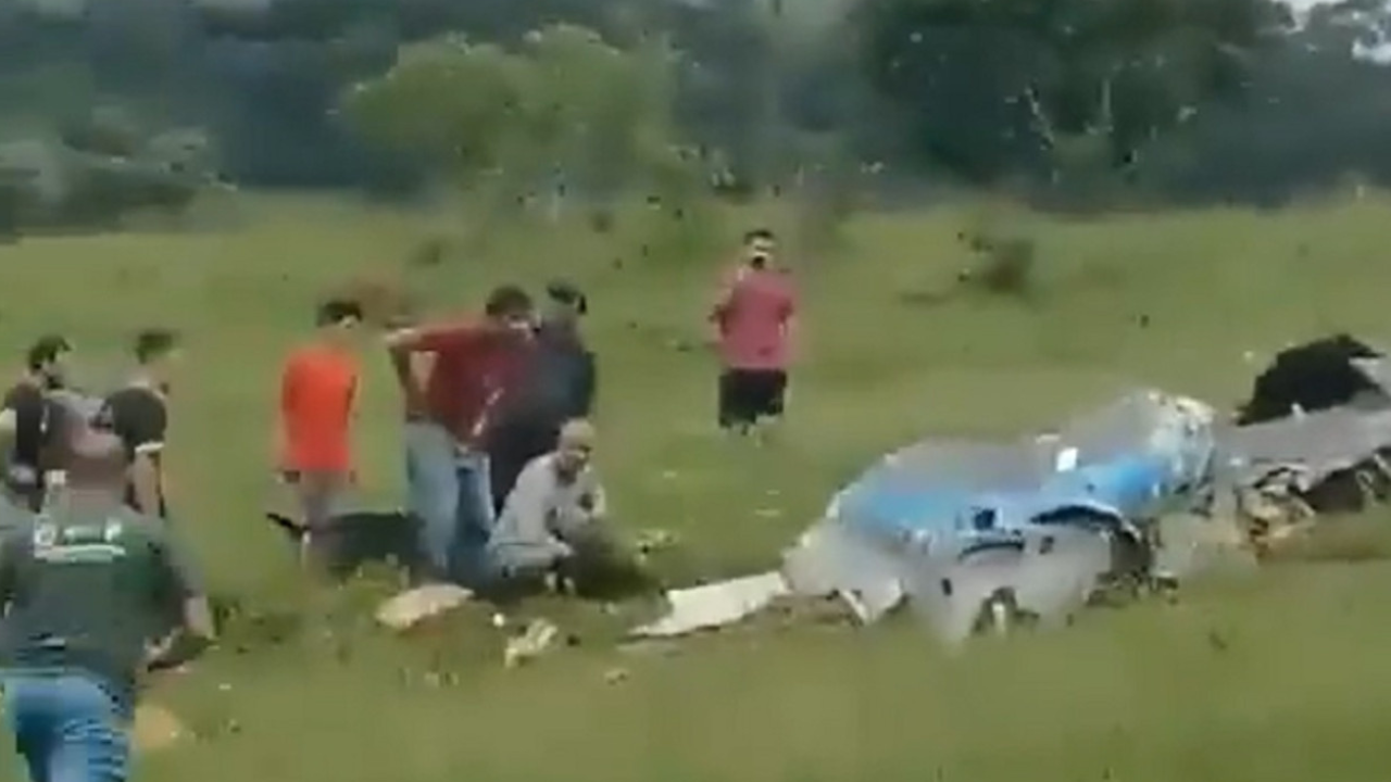 De acuerdo con testigos, la aeronave se partió en varios pedazos cuando volaba sobre el barrio Monjolinho en medio de condiciones climáticas adversas, por lo que sus partes cayeron en diferentes áreas.