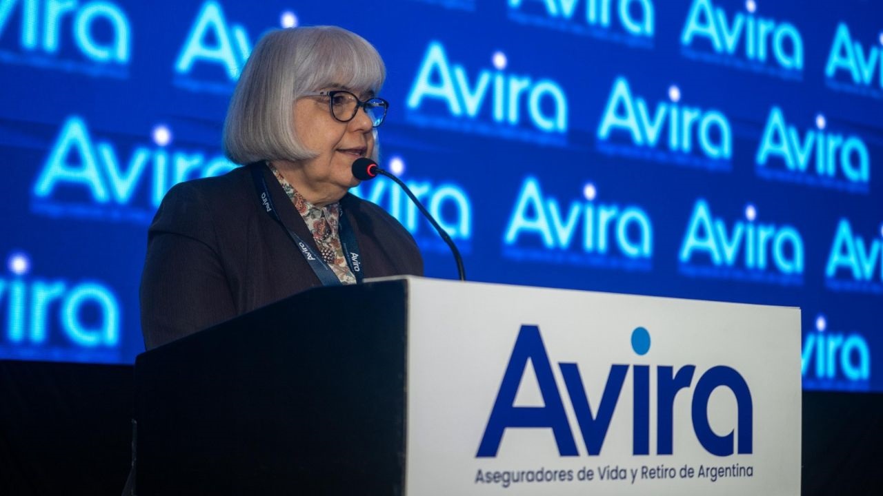 En la apertura del clásico encuentro de la industria, Irene Capusselli destacó el rol de los seguros de vida y retiro como motores de resiliencia social y desarrollo económico, al tiempo que remarcó los desafíos demográficos, el impacto de la tecnología y las demandas de incentivos fiscales y certidumbre regulatoria.